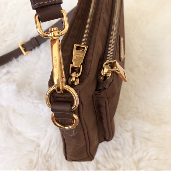 ❌SOLD❌ 🖤 PRADA Nylon Crossbody w/ Gold Hardware - Picture 4 of 7